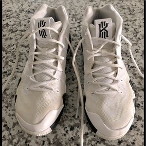 Men’s Kyrie 4 basketball shoes